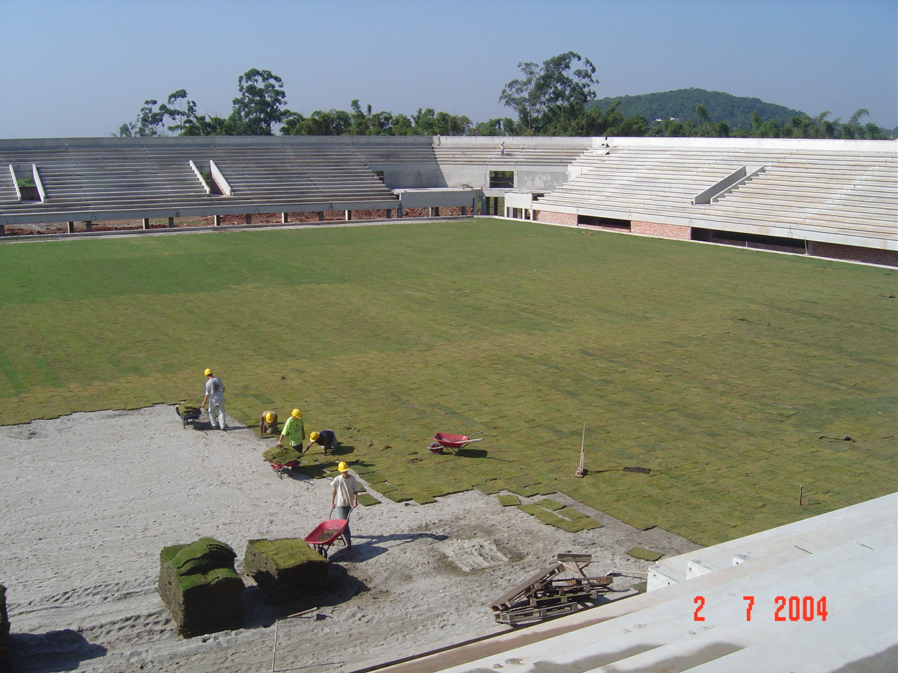 Colocação do gramado em 2004 (Foto: Darthanhan Oliveira, Arquivo Pessoal)