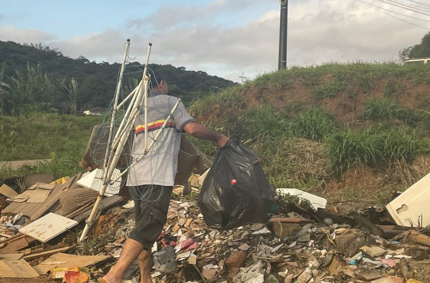  Homem é flagrado jogando entulho em área já saturada de lixo em Joinville