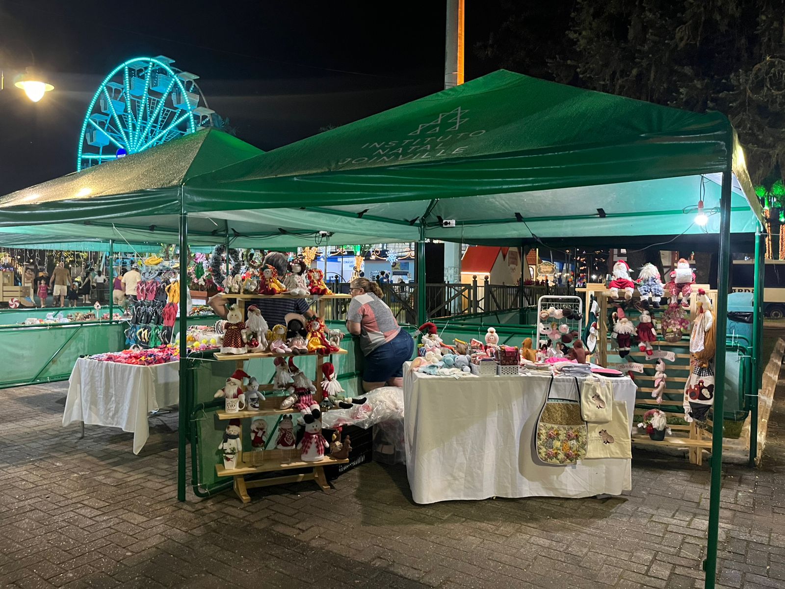 Comerciantes regularizados para comercializar produtos na Praça da Bandeira, Centro de Joinville, durante a programação de natal. Foto: Rodrigo Santana