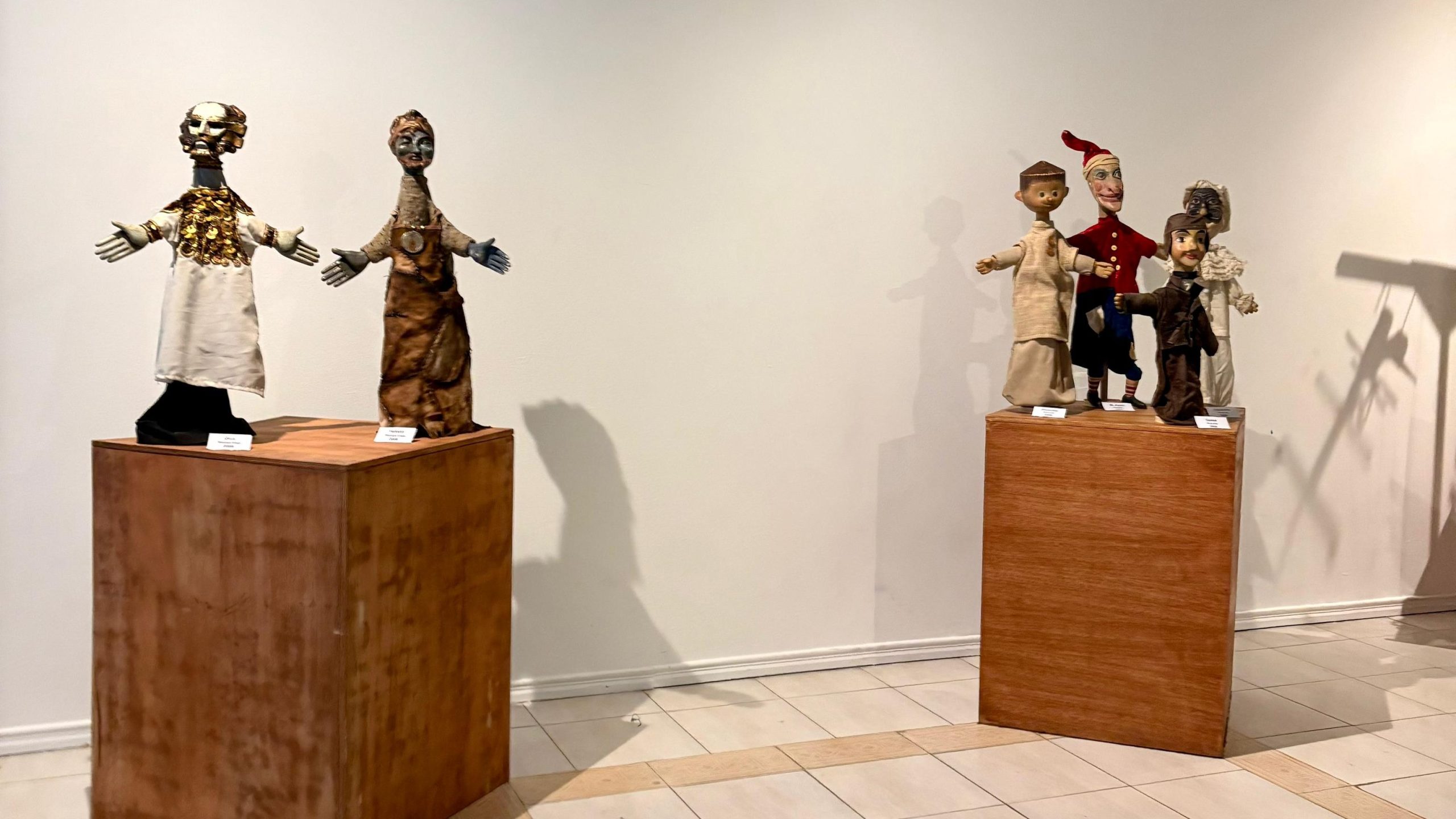 Exposição de bonecos no teatro Juarez Machado