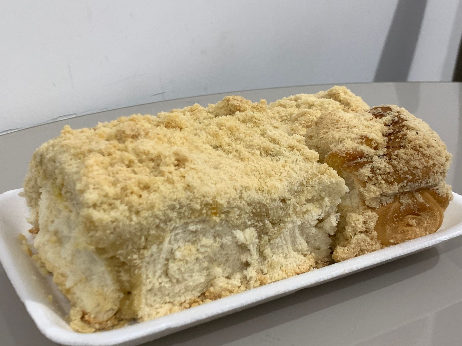 Imagem de chineques em uma bandeja branca.