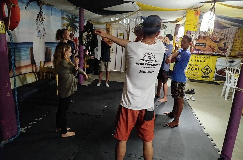 Escola de surfe une educação ambiental e esporte em Itapoá