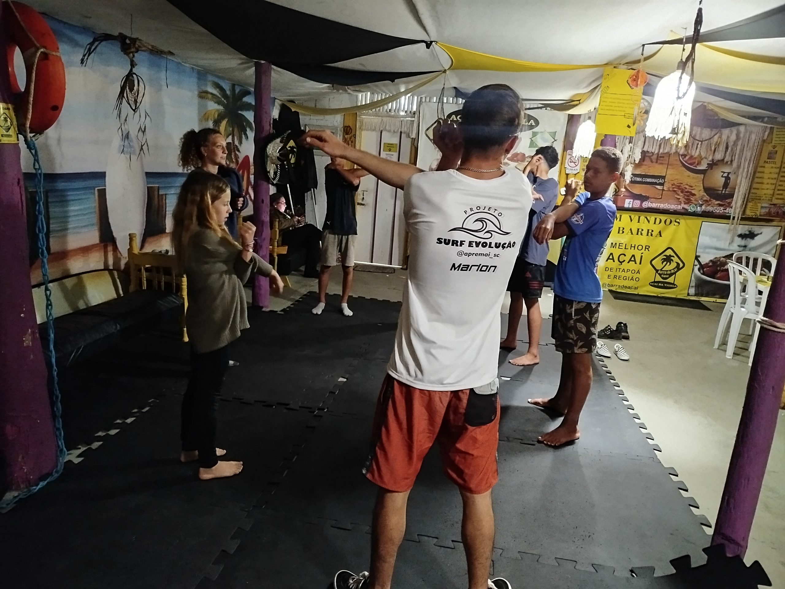 Alunos participam de atividades físicas que complementam os treinos de surfe, unindo disciplina, saúde e preparo para o mar. Créditos: Maria Clara Kuboski