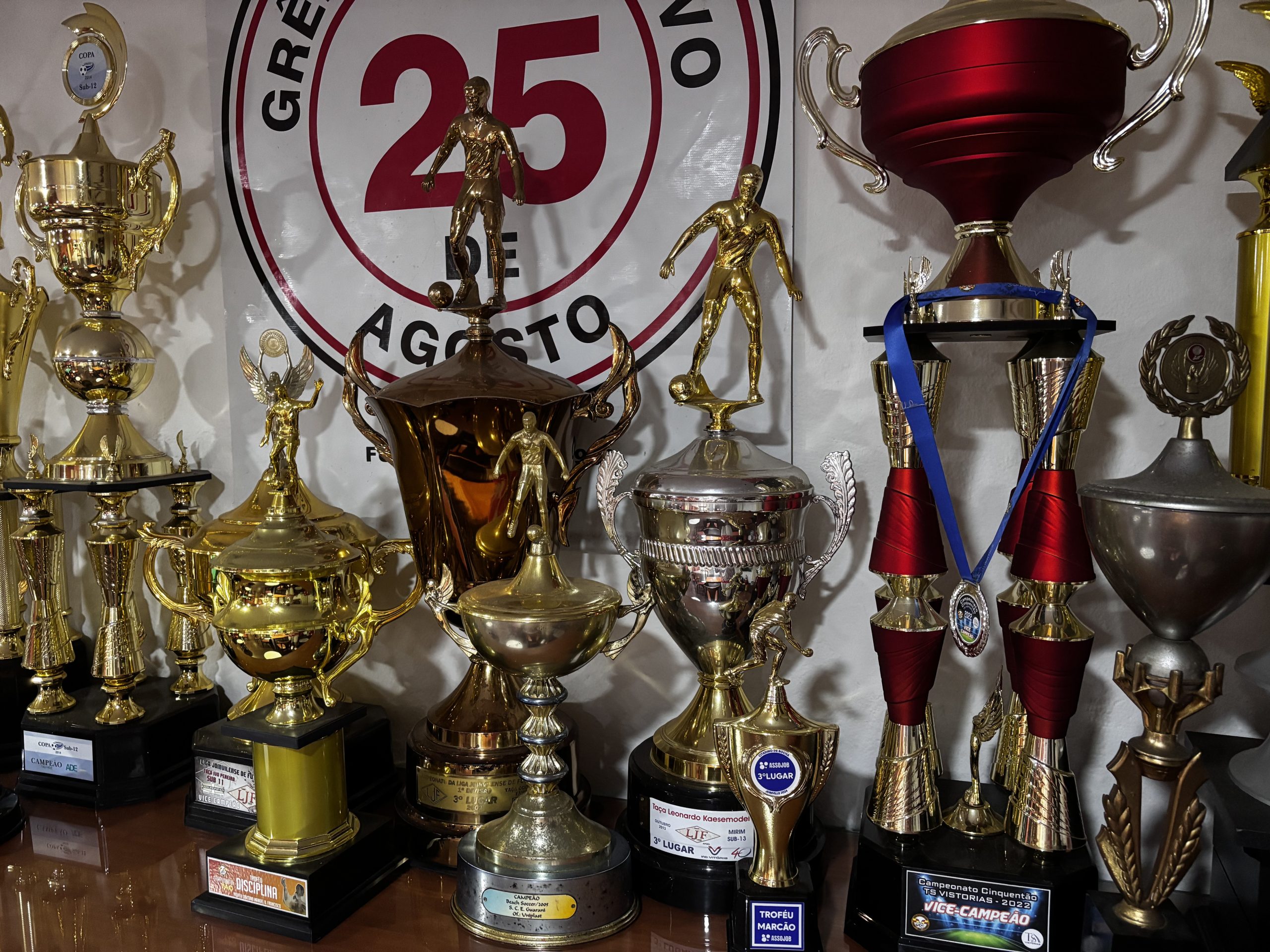 Troféus do 25 de Agosto na sala de troféus, nele estão taças como: Citadino de Bocha, Primeirona e Citadino Juvenil