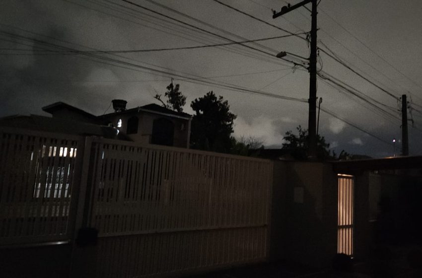 Moradores aguardam solução para escuridão em Joinville