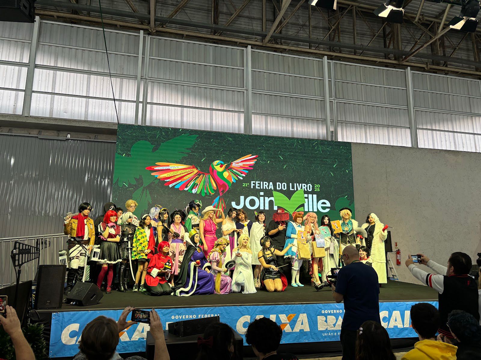 Palco com cosplayers na última Feira do Livro em Joinville