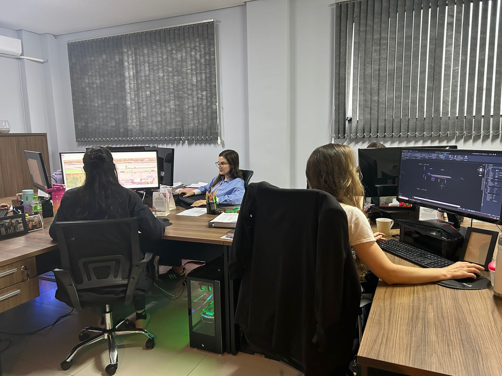 Mulheres trabalhando em escritório de engenharia