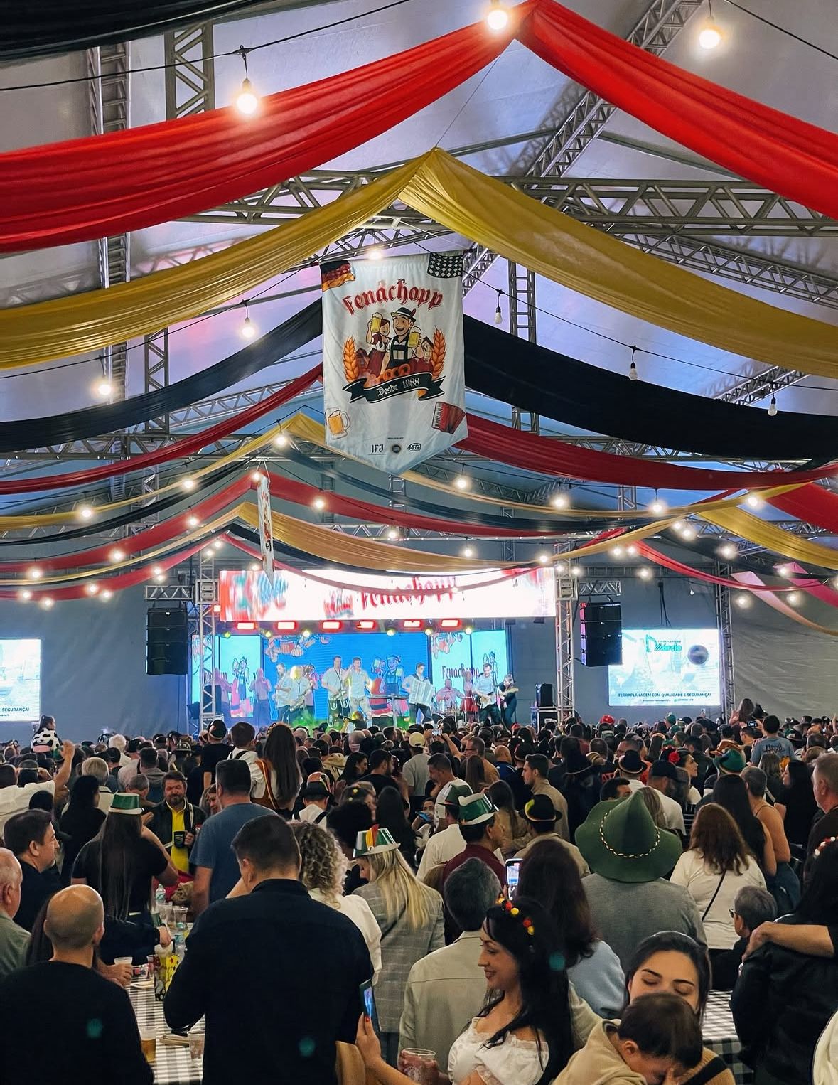Apresentação musical no pavilhão da Fenachopp 2025