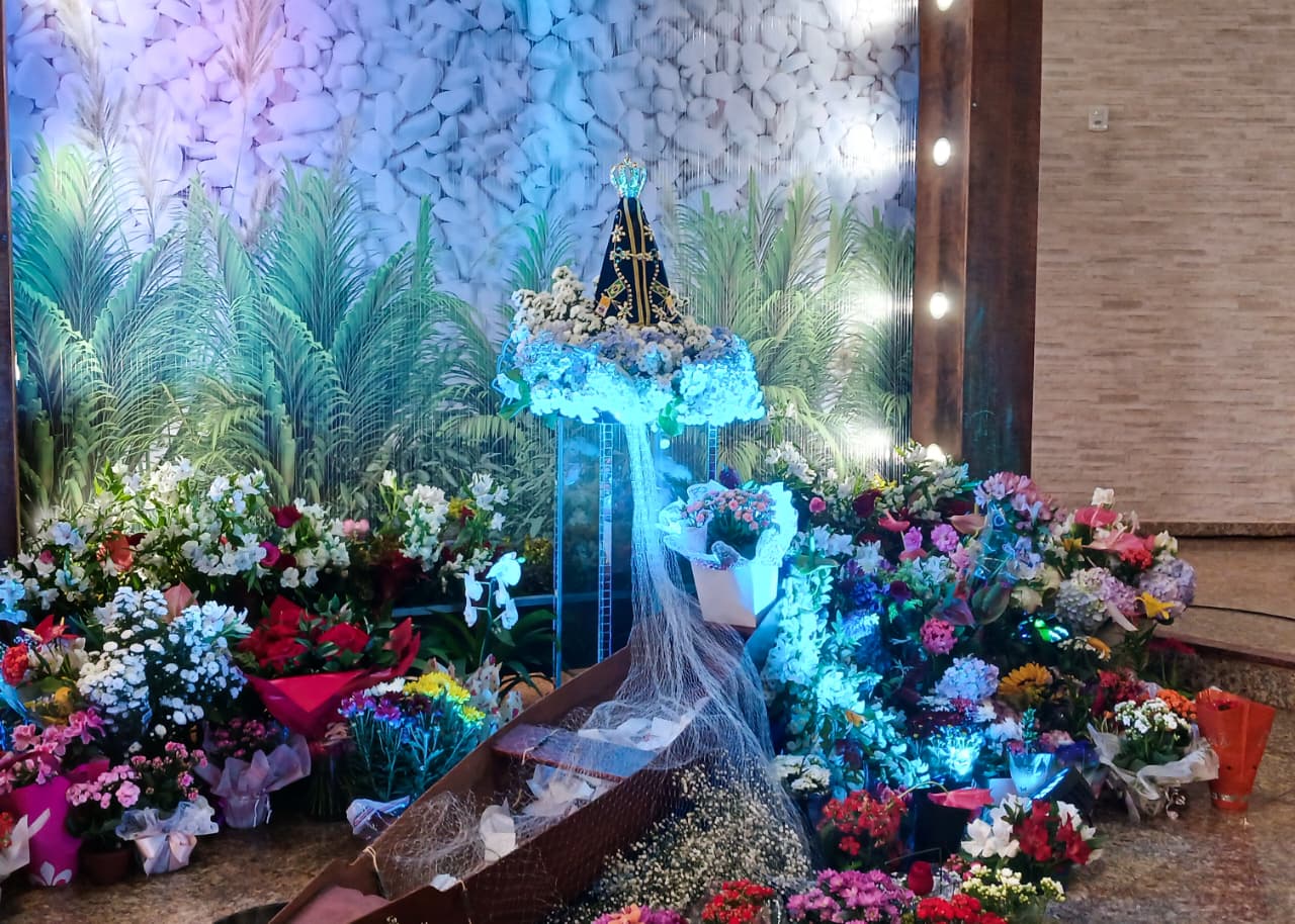 Homenagem para Nossa Senhora Aparecida ao lado do altar da Paróquia Santuário Sagrado Coração de Jesus.