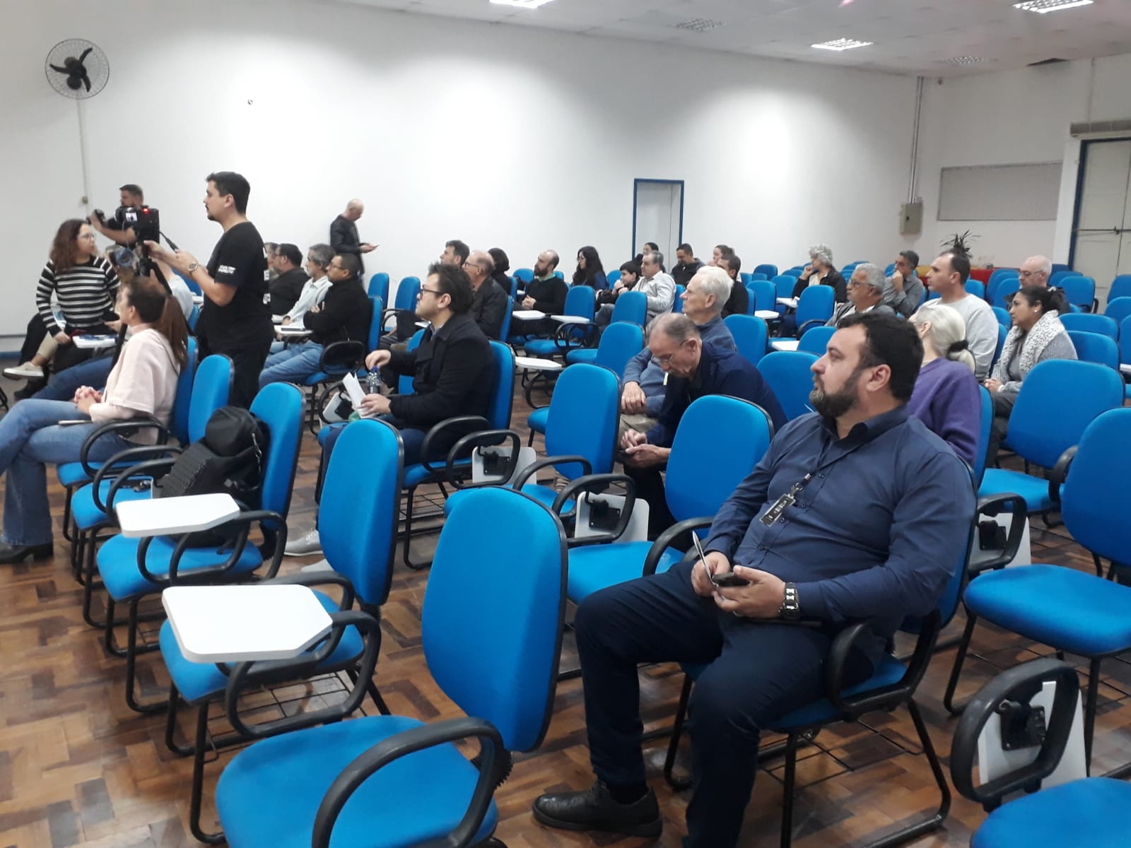 Participantes acompanham a audiência pública sobre o projeto de macrodrenagem da sub-bacia do rio Itaum-Açu, em Joinville. O encontro reuniu moradores, técnicos e representantes públicos para discutir os impactos e soluções da obra.