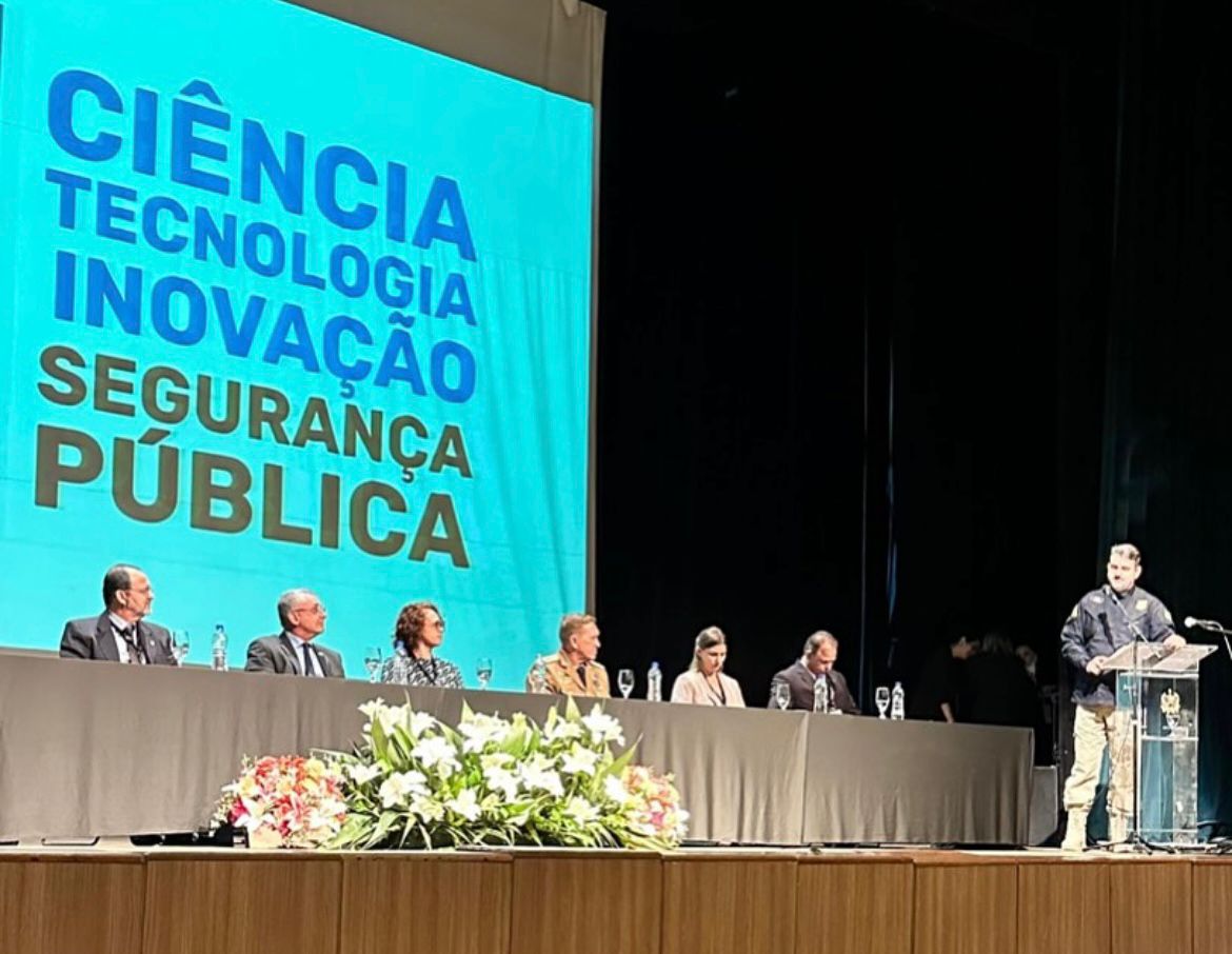 Imagem destaca um palco com os palestrantes da SICTI.