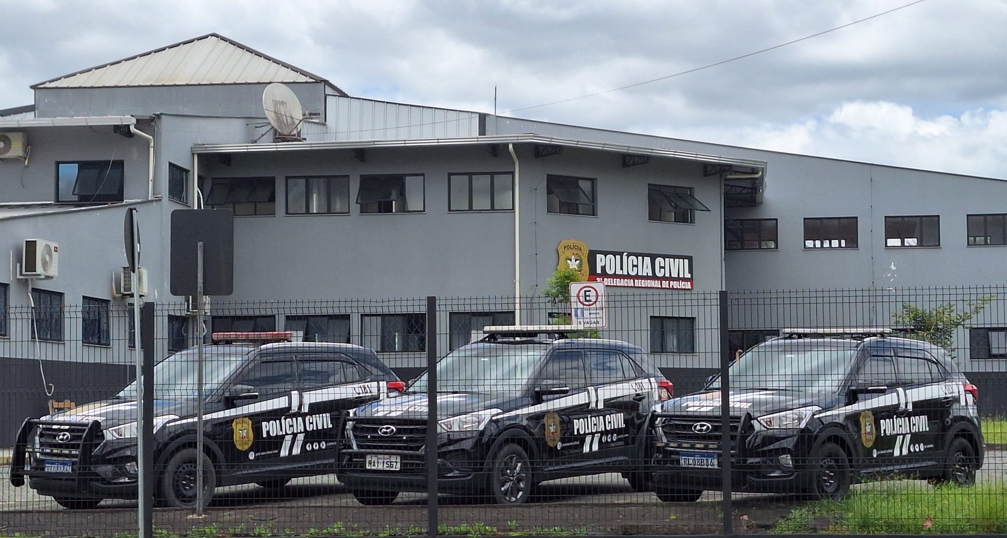 Três viaturas da Polícia Civil em frente à 2ª Delegacia Regional de Polícia, em Joinville.