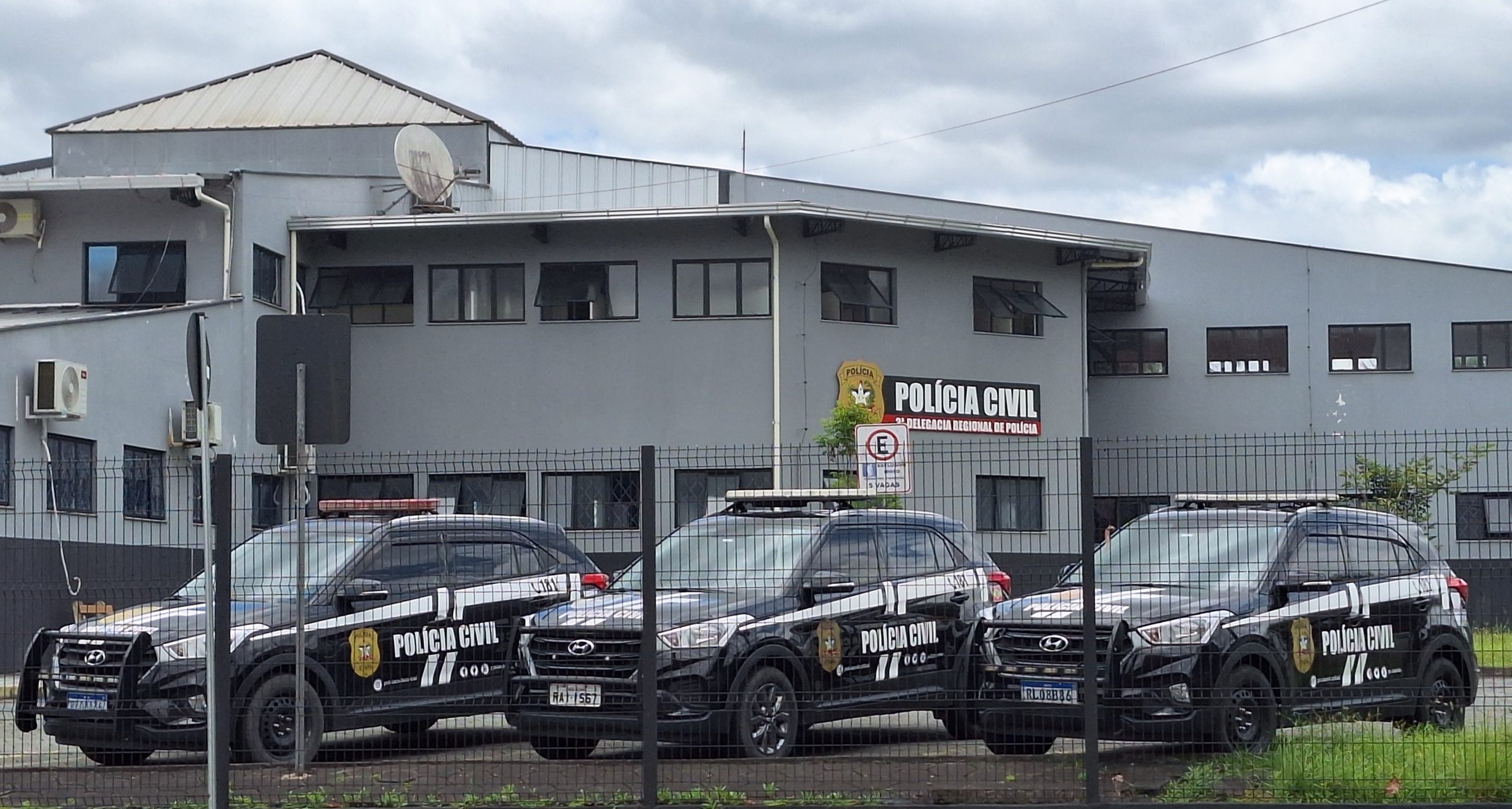 Três viaturas da Polícia Civil em frente à 2ª Delegacia Regional de Polícia, em Joinville.