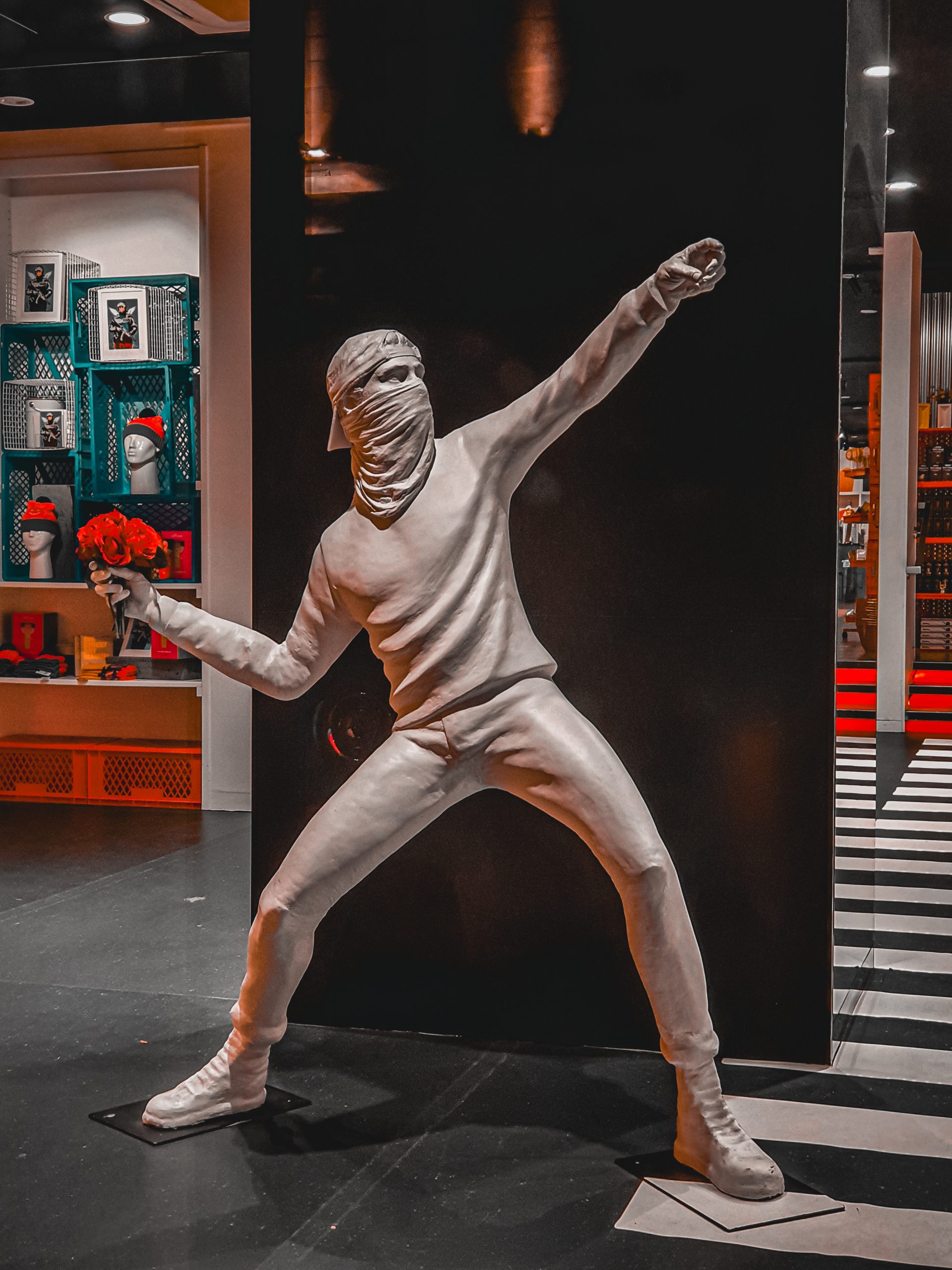 Escultura inspirada na obra "Lançador de Flores", vista no museu itinerante de Banksy em Londres.