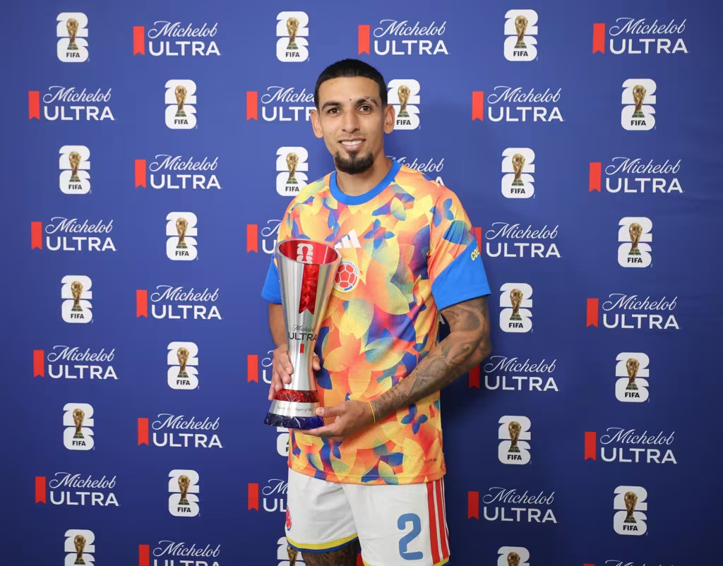 Daniel Muñoz com o prêmio de Jogador Superior da Partida