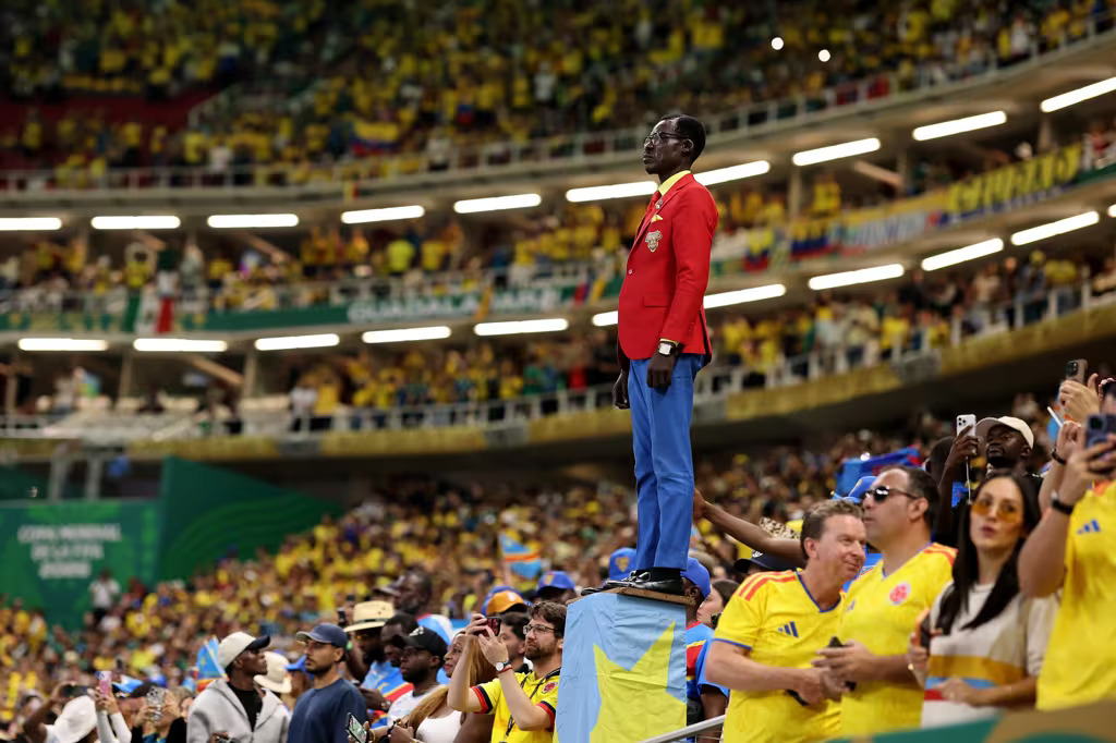Michel Kuka Mboladinga na partida contra a Colômbia