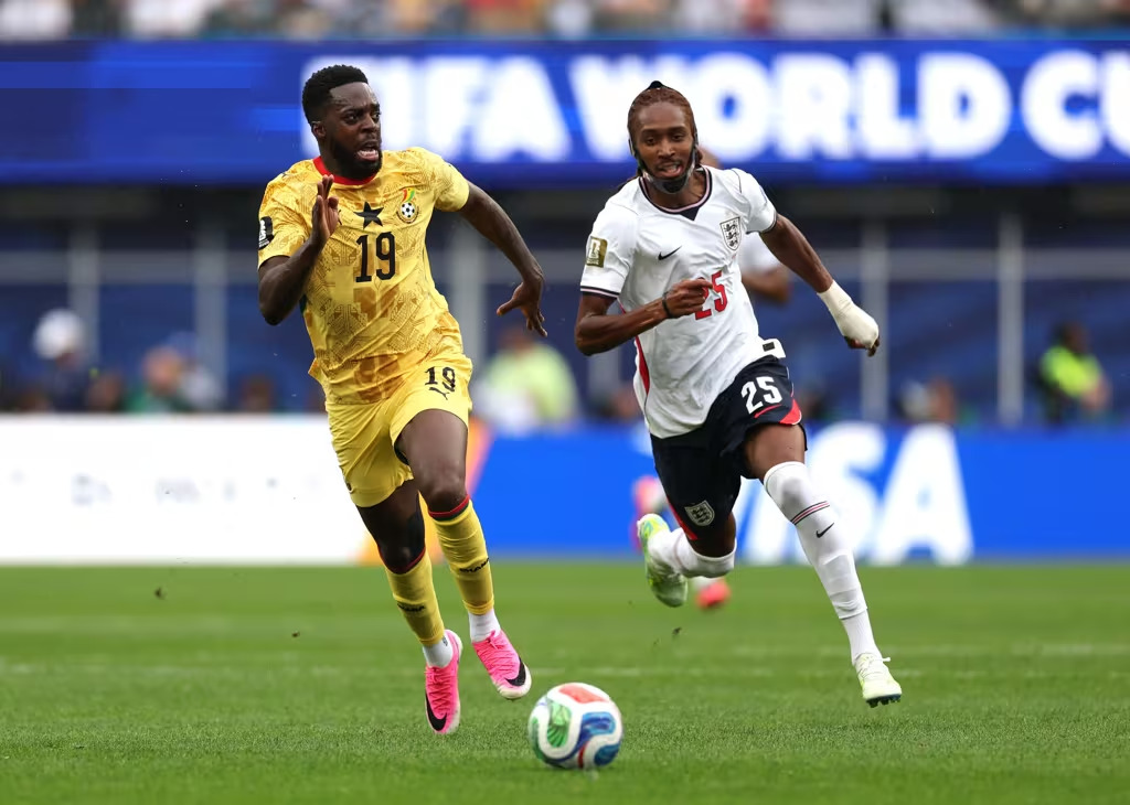 Iñaki Willians e Djed Spence dividindo a bola