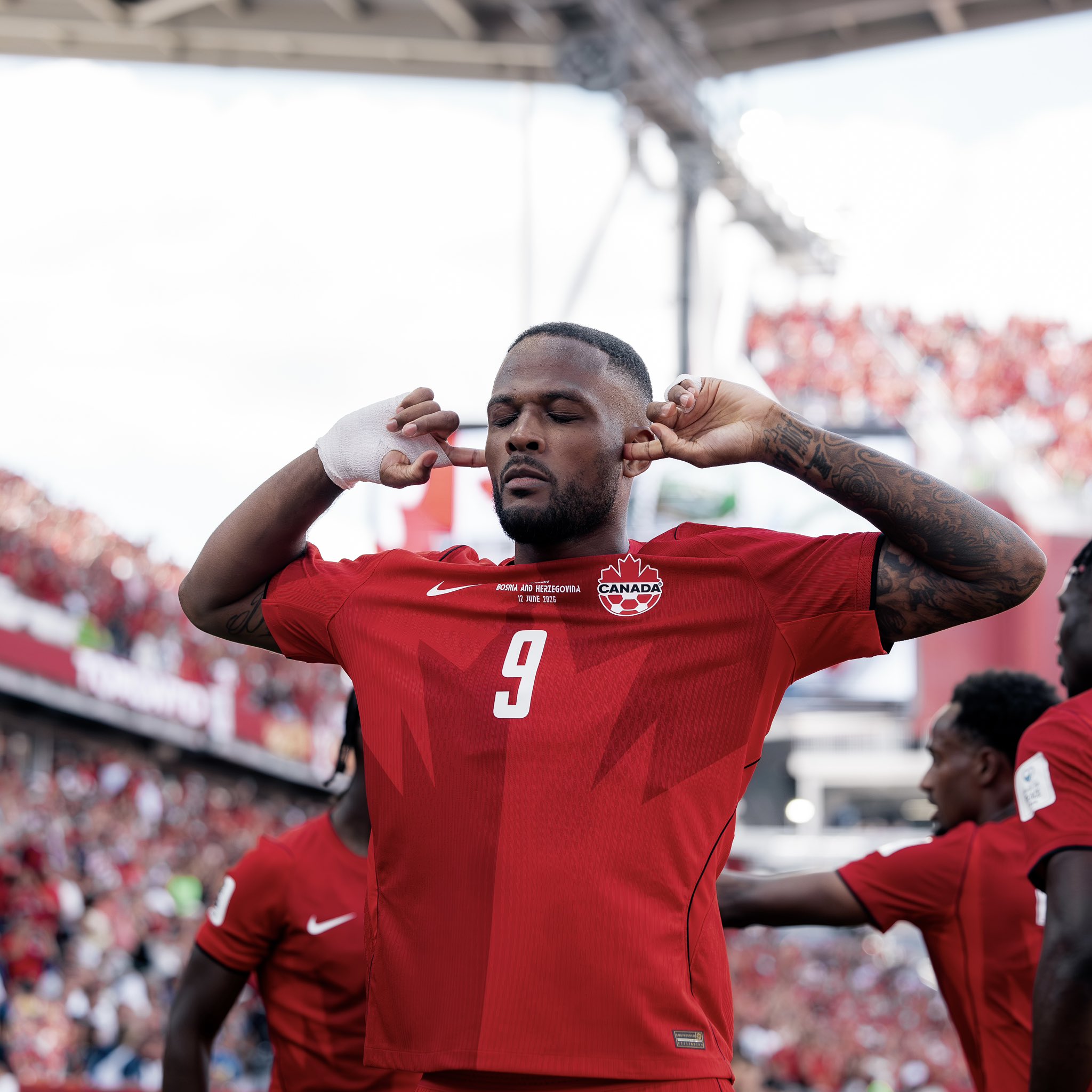 Cyle Larin comemorando o primeiro de Canadá na Copa
