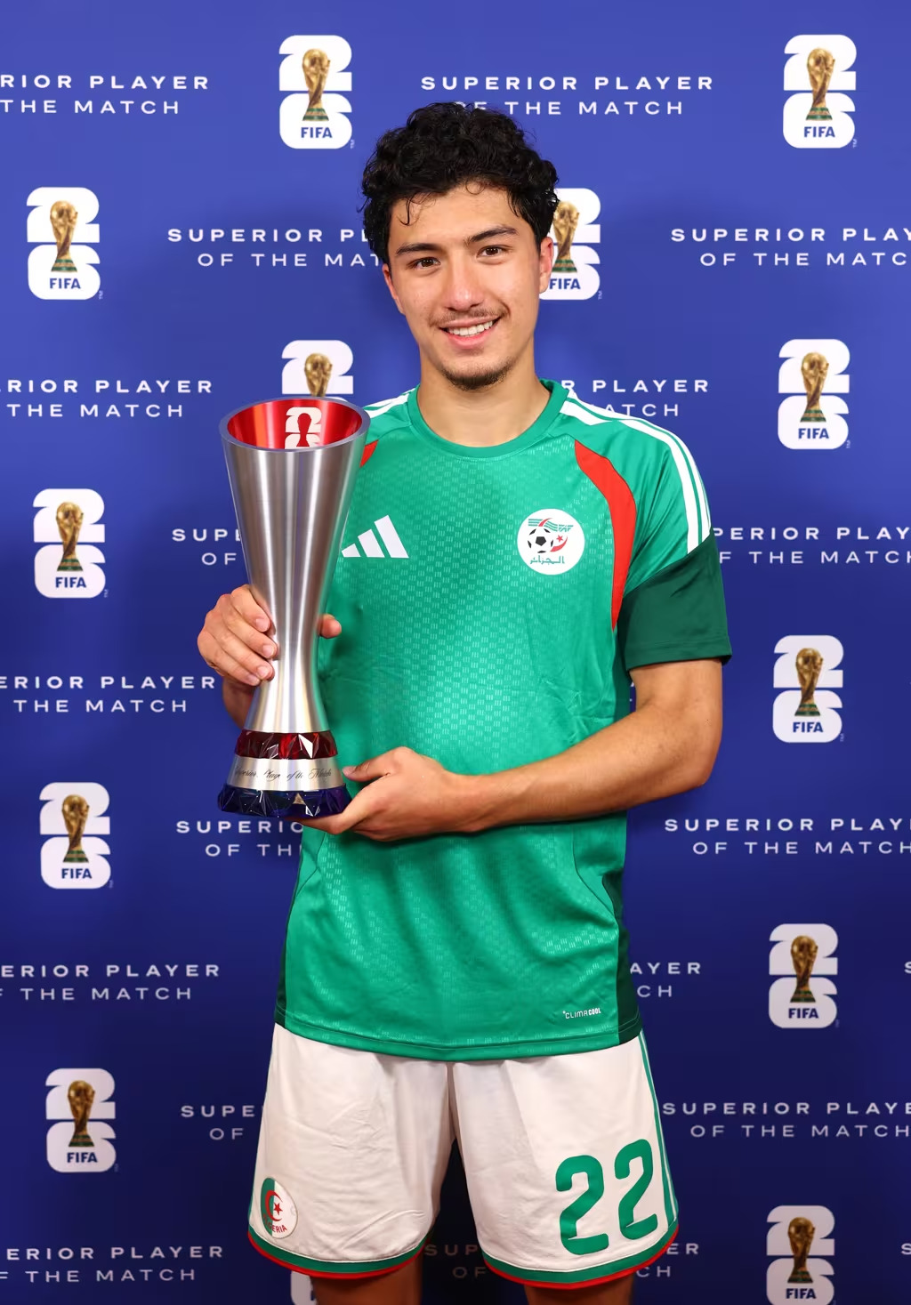 Ibrahim Maza com o prêmio de Jogador Superior da Partida