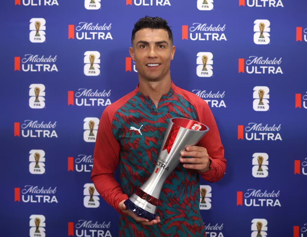Cristiano Ronaldo com o pêmio de melhor do jogo