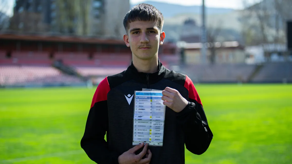 Jogador Afan Cizmic exibe a cola de pênaltis que roubou do Donnarumma