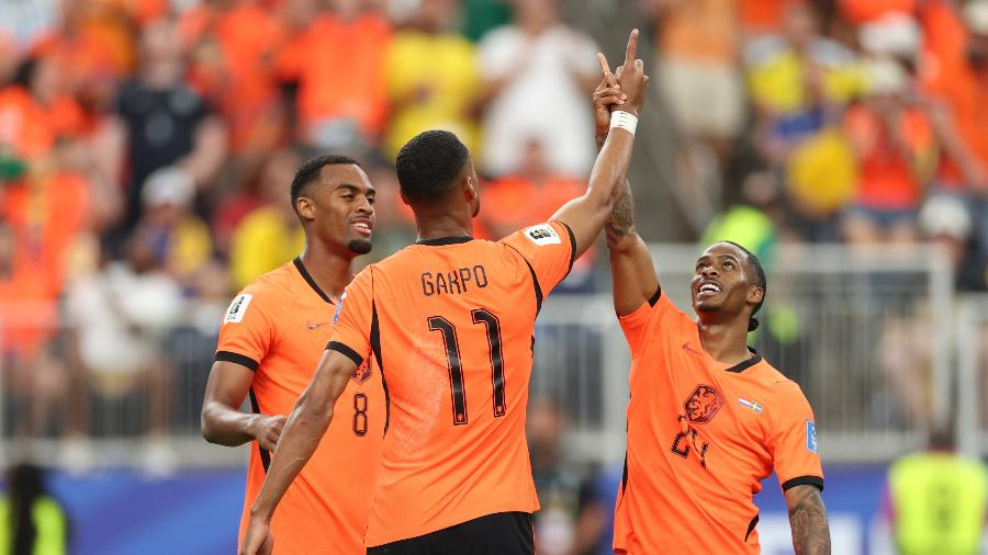Gakpo é responsável por dois gols na vitória da Holanda