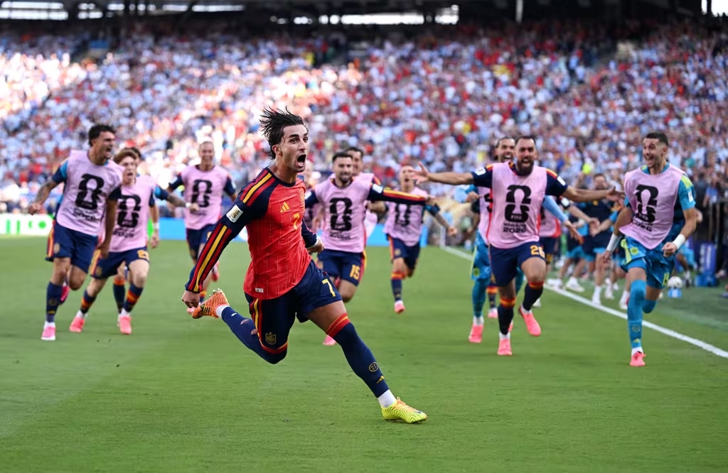 Ferran Torres comemorando o gol do título da Espanha (Foto: FIFA Divulgação)