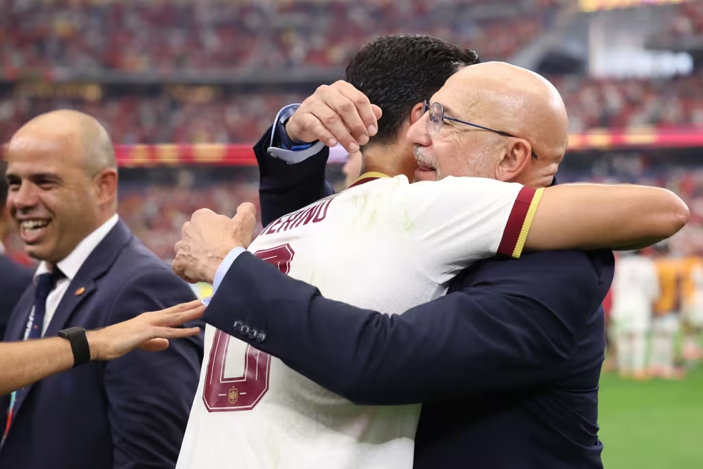 Merino abraçando de la Fuente após vitória contra Portugal (Foto: FIFA Divulgação)