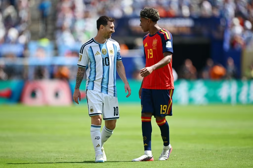 Lionel Messi e Lamine Yamal marcam duelo de gerações no futebol mundial (Foto: FIFA Divulgação)