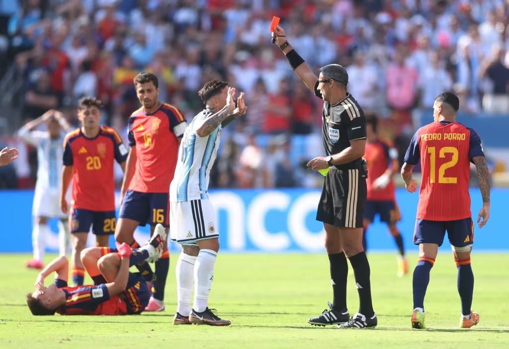 Enzo Fernández se torna o sexto jogador a ser expulso durante uma final de Copa do Mundo (Foto: FIFA Divulgação)