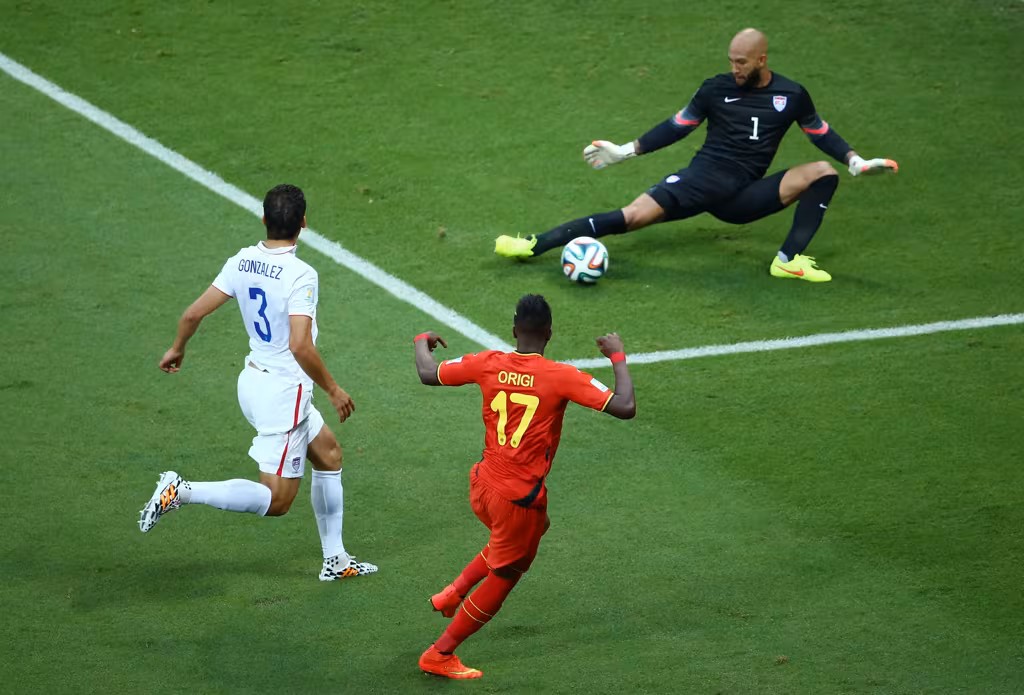Tim Howard defendendo o chute de Origi