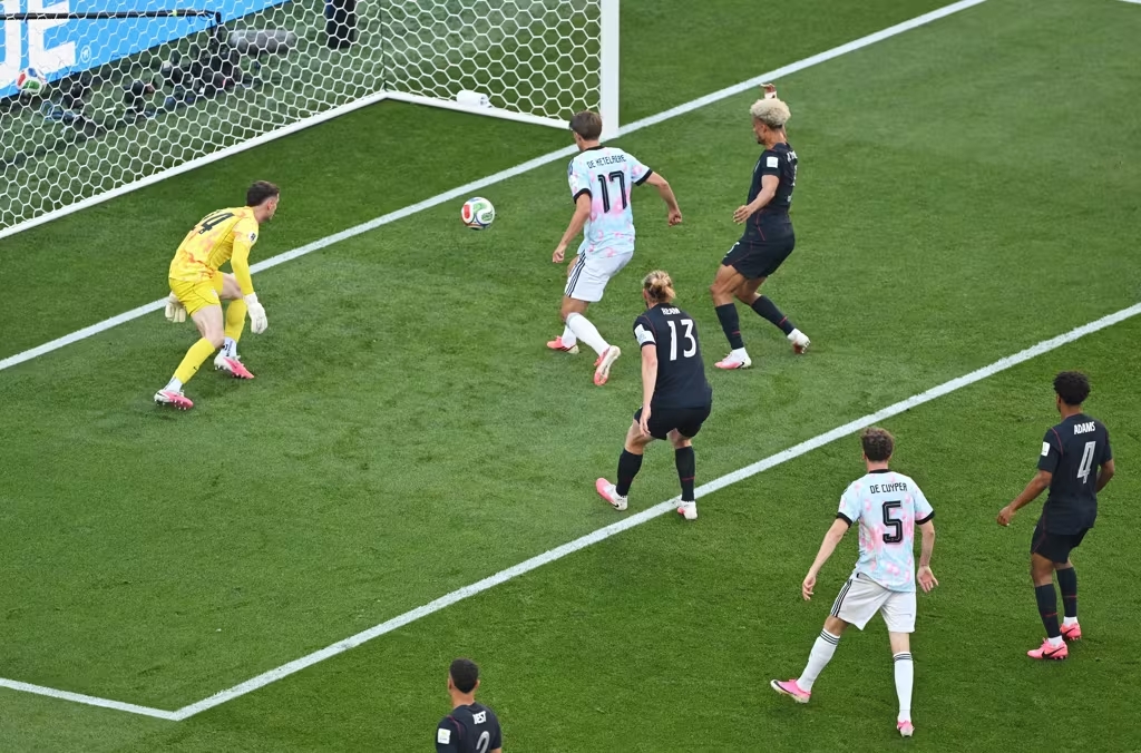 Charles De Ketelaere anotando o primeiro gol da Bélgica (Foto: FIFA Divulgação)