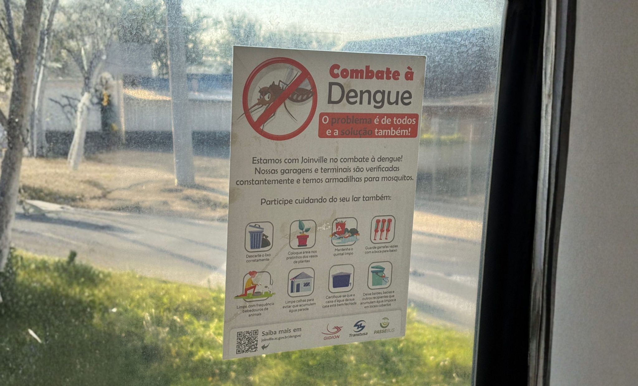 O combate à Dengue é feita com ações domésticas e públicas.