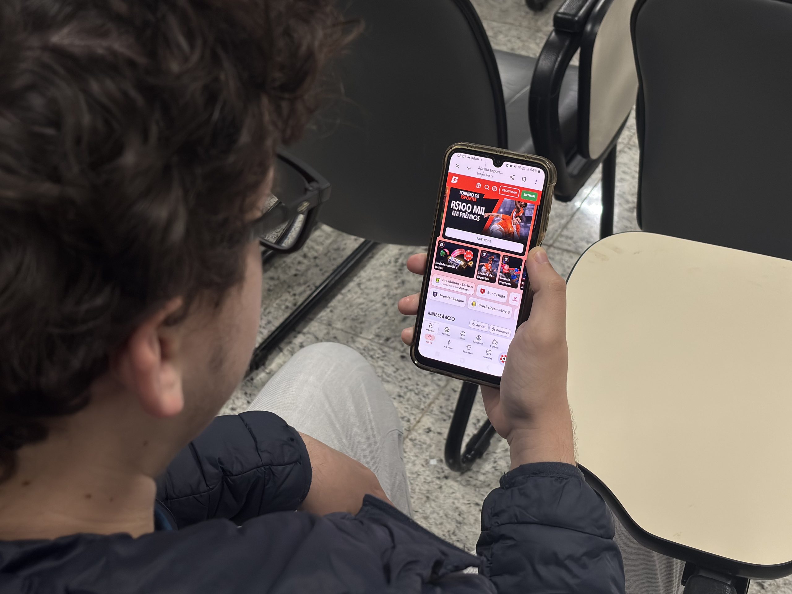 "O avanço das plataformas de 'bets' acende o alerta para os impactos emocionais e financeiros na rotina de crianças e adolescentes."