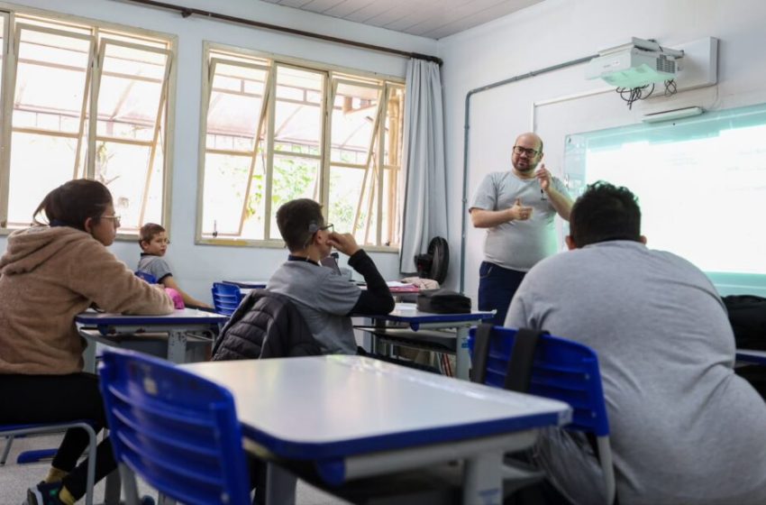  Educação bilíngue atende 56 estudantes deficientes auditivos na Rede Municipal de Joinville