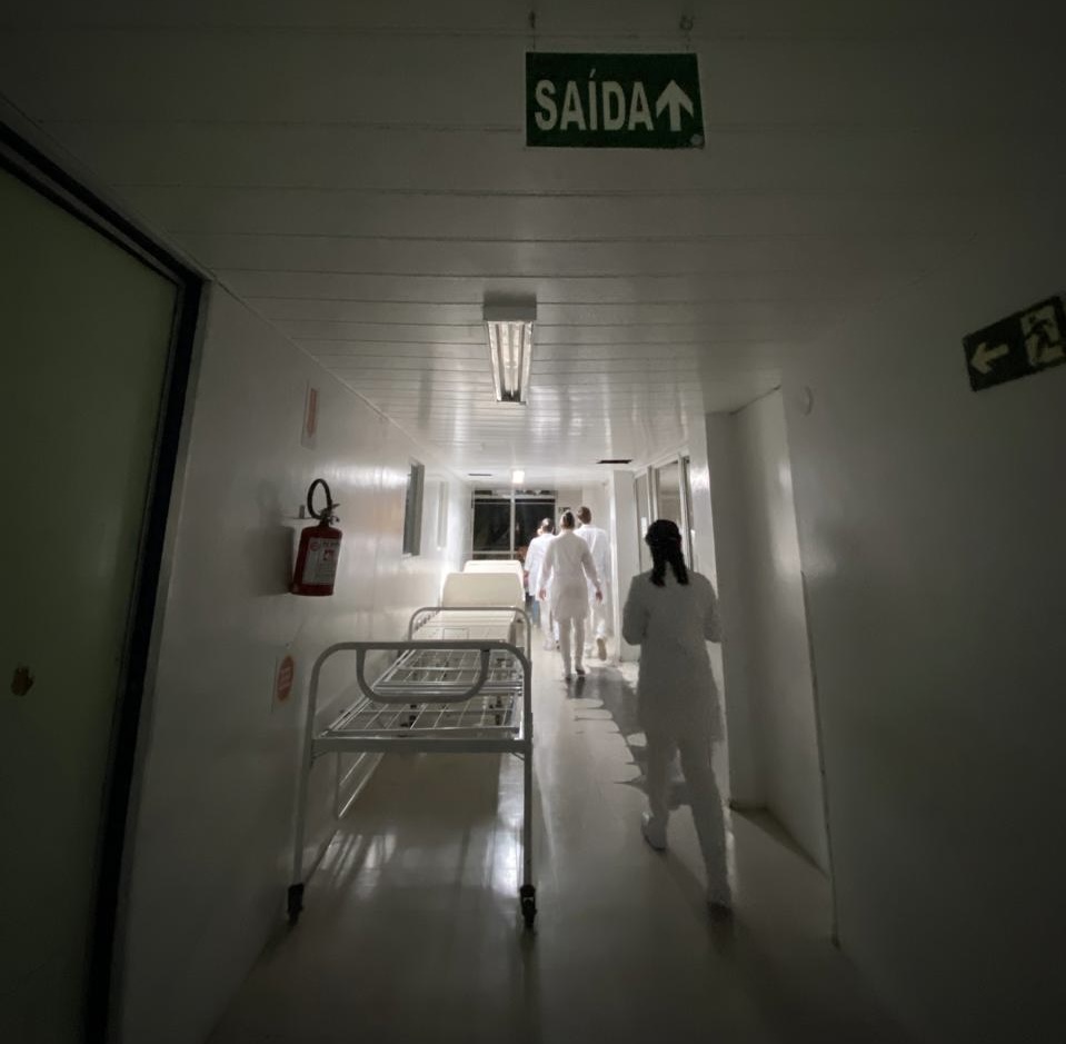 Corredor hospitalar durante expediente